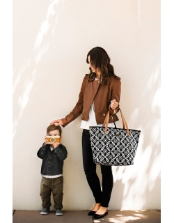 Сумка для мамы Petunia Downtown Tote: Secrets of Salvador