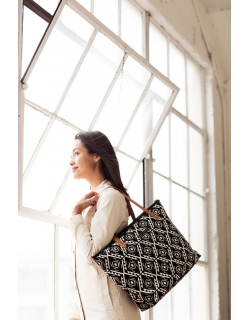 Сумка для мамы Petunia Downtown Tote: Secrets of Salvador