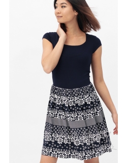 Платье с юбкой на сборке темно-синее с цветочным принтом для кормящих