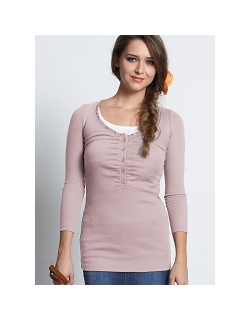 Подобрать размер одежды для кормления Mothers en Vogue можно здесь.     Если Вы - современная, мобильная мама, которая активно пользуется слингом, путешествует, общается с друзьями - Вам необходима специальная одежда для кормления, позволяющая незаметно от окружающих покормить малыша в любом месте. Наш магазин предлагает Вам приобрести одежду для кормящих мам премиального качества: простые и элегантные топы и платья для кормления выполнены из качественных и натуральных тканей, которые сохранят свой внешний вид даже после многочисленных стирок.